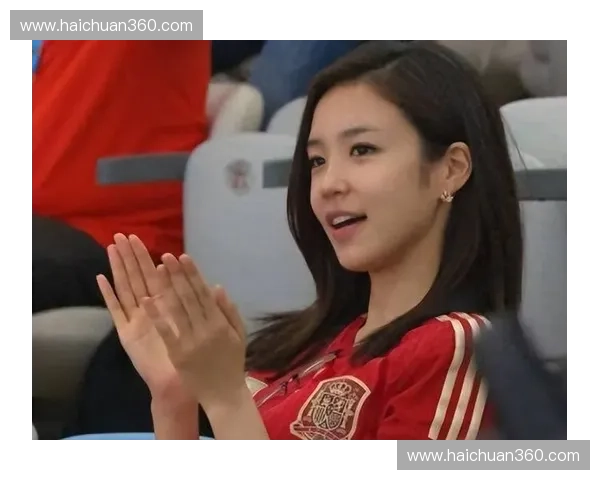 世界杯女主持人全程解读赛场精彩瞬间引领观众感受激情与荣耀